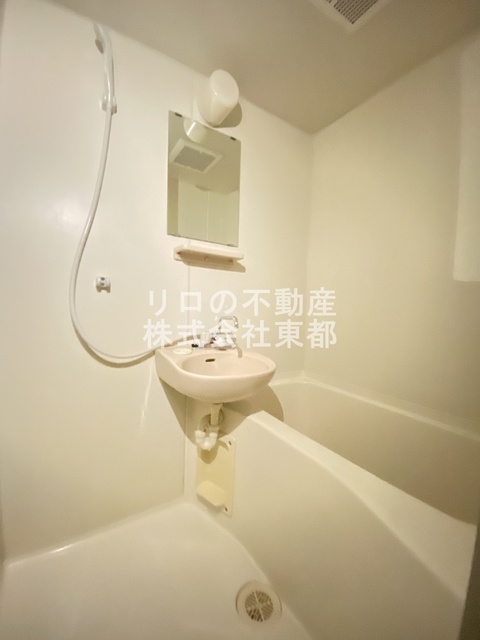 バス・シャワールーム　機能的で清潔感のある洗面所と一体型のバスルームです
