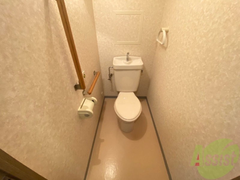 トイレ　各部屋に収納があるので、お荷物が多い方も安心ですね。
