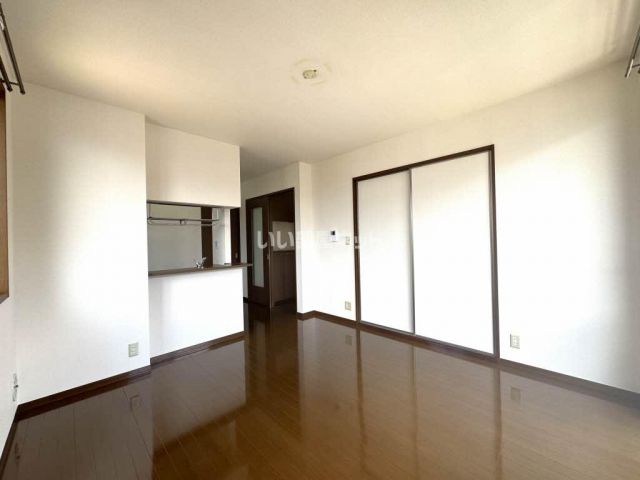 ビューパレーマルキ弐番館の居間写真
