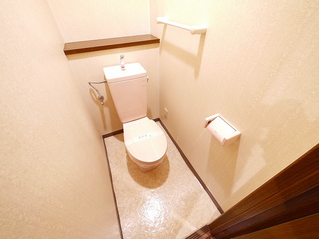 トイレ　落ち着いた色調のトイレです