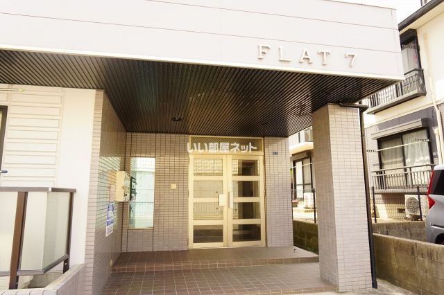 【FLAT7のエントランス】