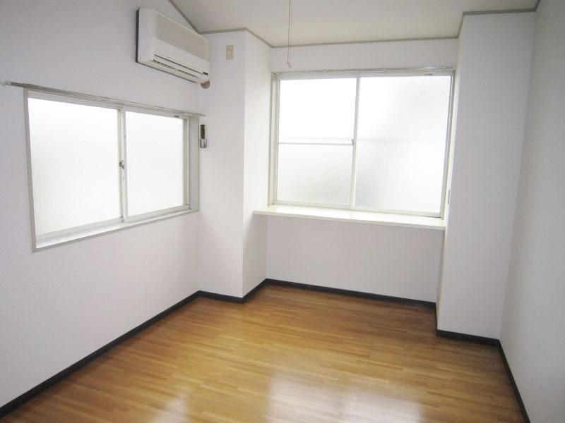 居室・リビング　2面採光の明るい洋室