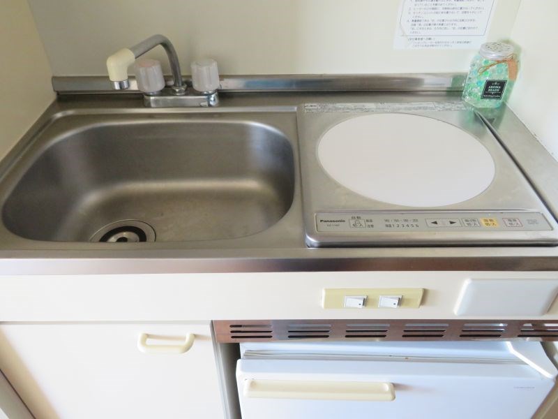 キッチン　1口IHコンロにミニ冷蔵庫のあるキッチン