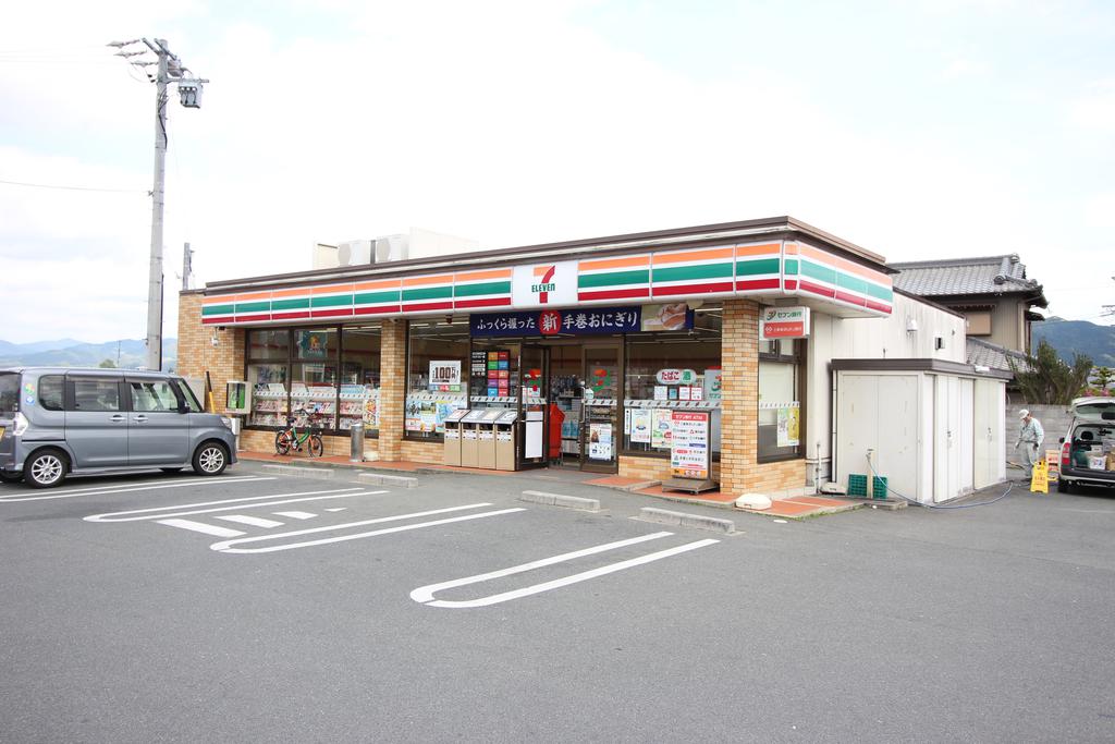 コンビニ　セブンイレブン新城上平井店（コンビニ）まで876m