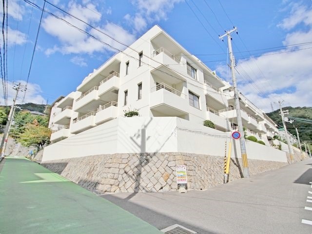 神戸市灘区鶴甲のマンションの建物外観
