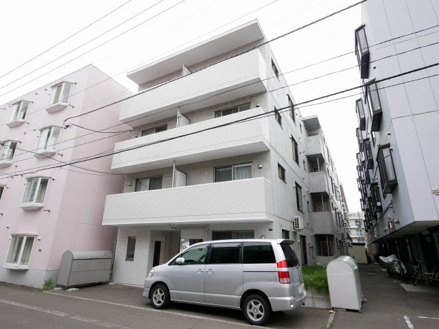 札幌市中央区南十条西のマンションの建物外観