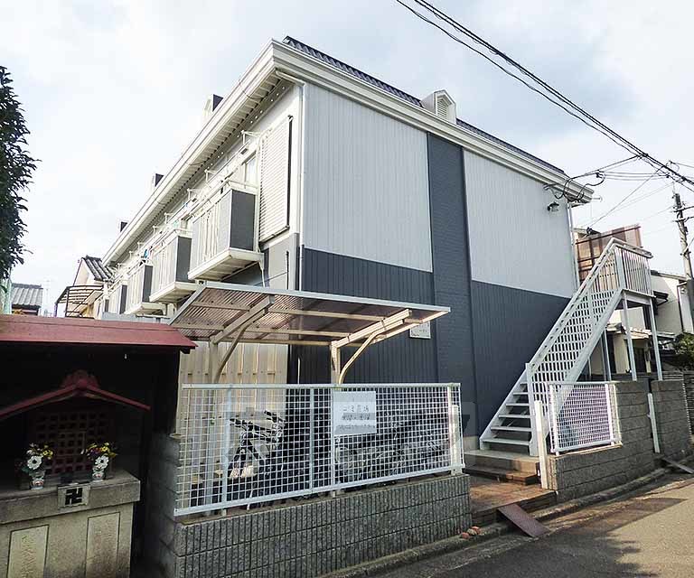 京都市上京区桜木町のアパートの建物外観