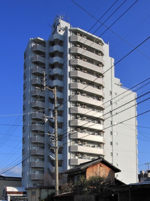 【松山市住吉のマンションの建物外観】