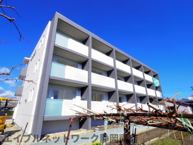 【静岡市駿河区中野新田のマンションの建物外観】