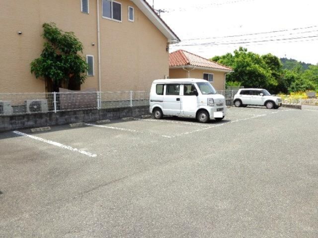 【ウィステリア　IIの駐車場】