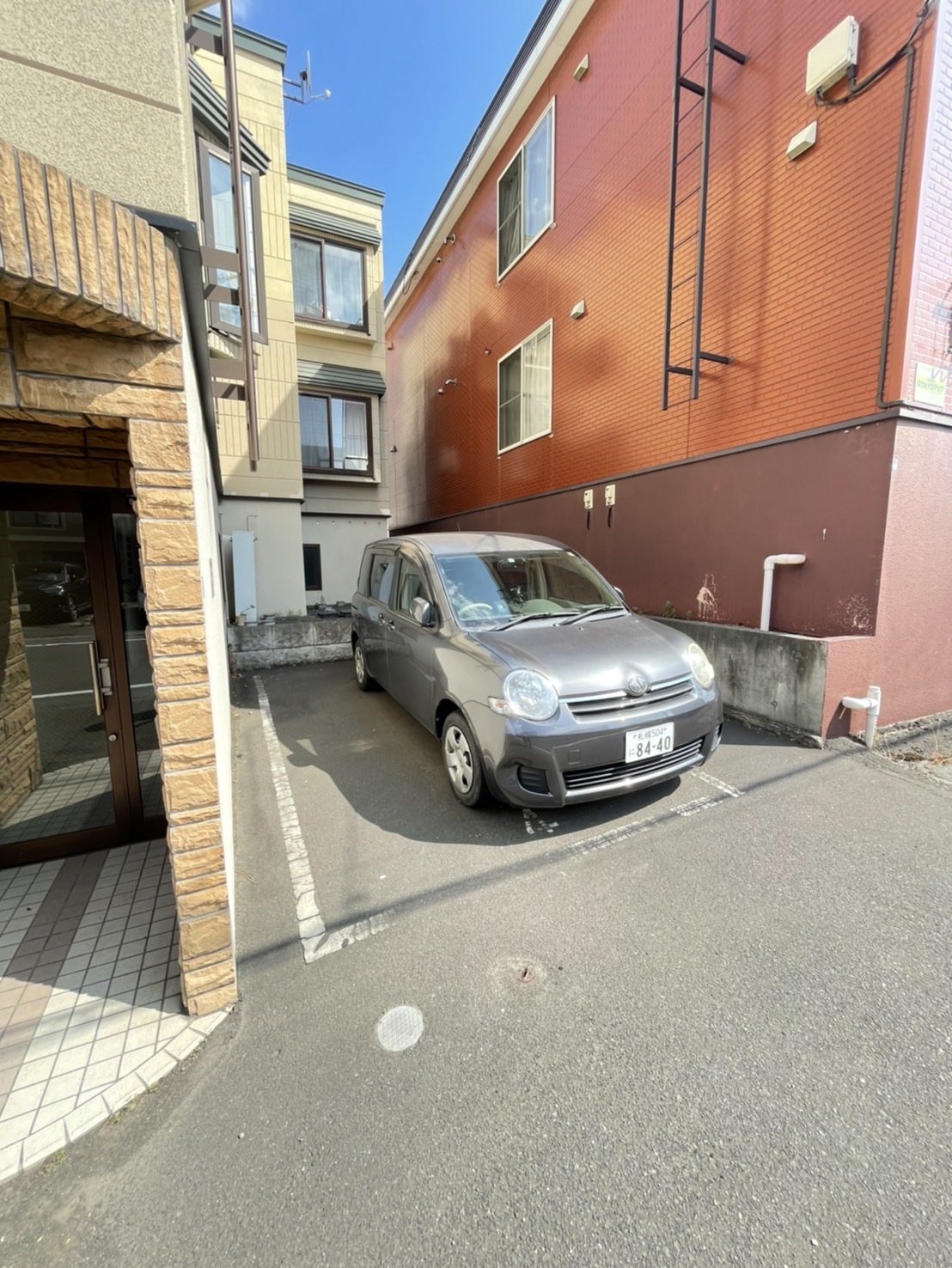 【札幌市西区二十四軒三条のアパートの駐車場】