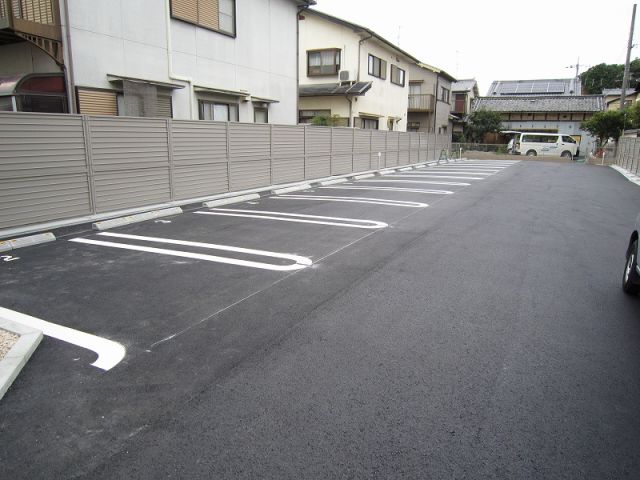 【橿原市西池尻町のアパートの駐車場】