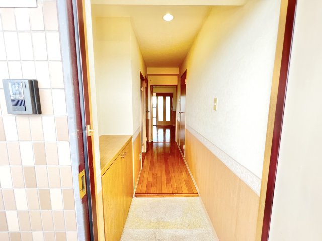 玄関　※別部屋参考写真