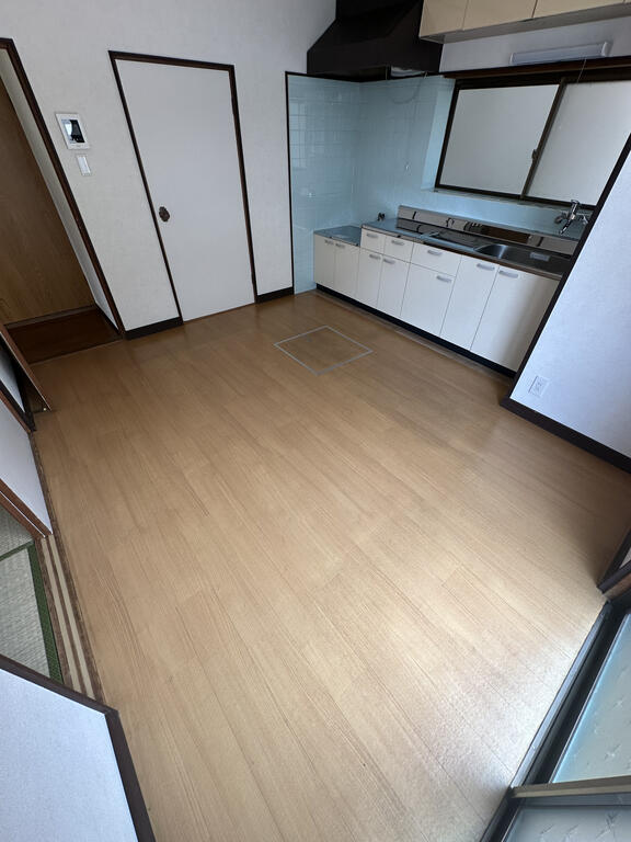 庚午中二丁目戸建の居間写真
