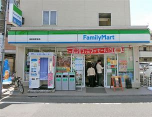 コンビニ　ファミリーマート南新宿駅前店（コンビニ）まで132m