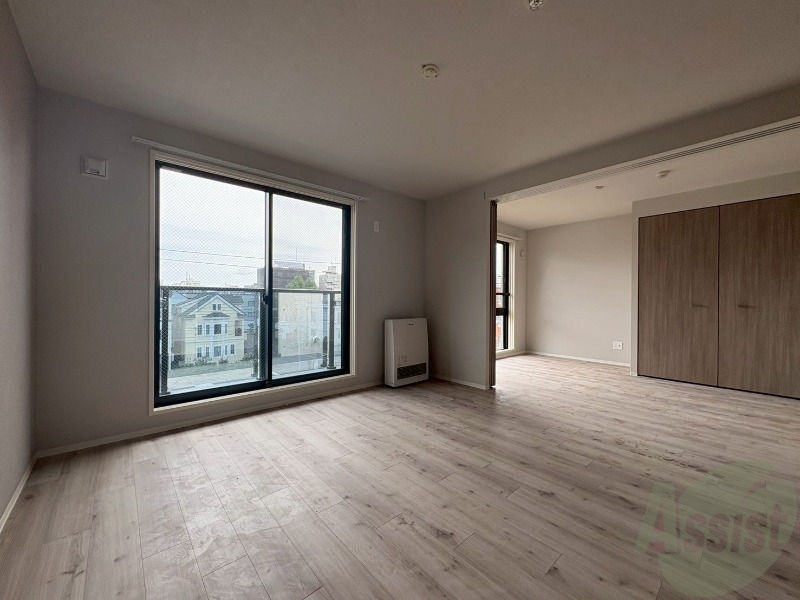 居室・リビング　木目のフローリングは落ち着きのある印象のお部屋になりますね。