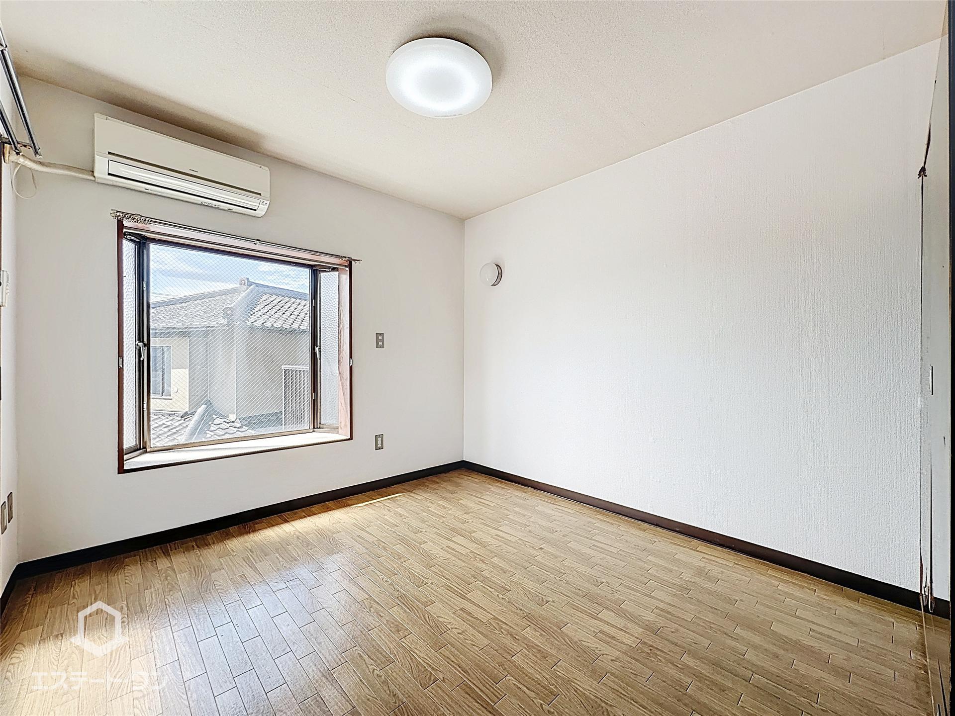 居室・リビング　出窓のある室内♪