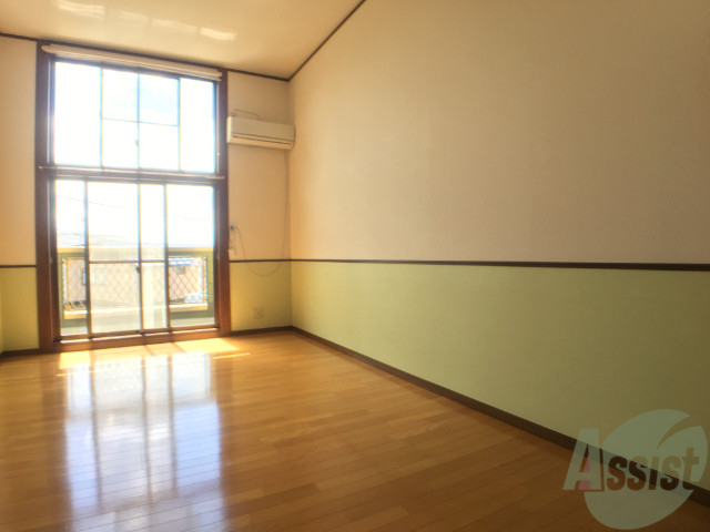 居室・リビング　日当たりも良く明るい部屋でいい部屋ですよね。