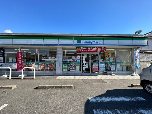 コンビニ　ファミリーマート伊賀上野桑町店（コンビニ）まで228m