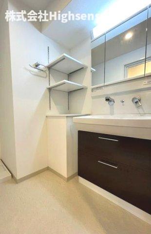 洗面設備　ゆったりとスペースのある洗面所