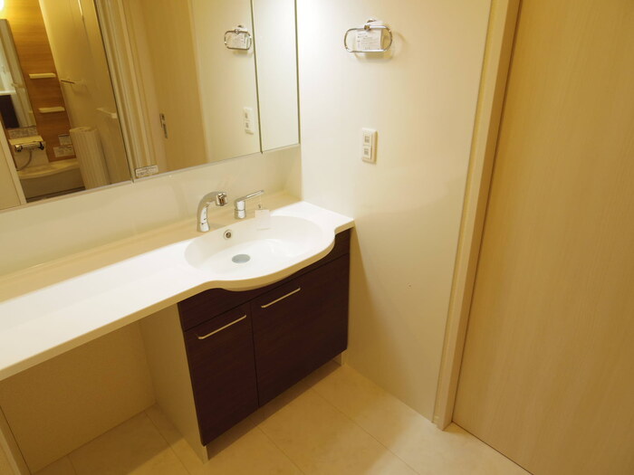 洗面設備　三面鏡付洗面化粧台