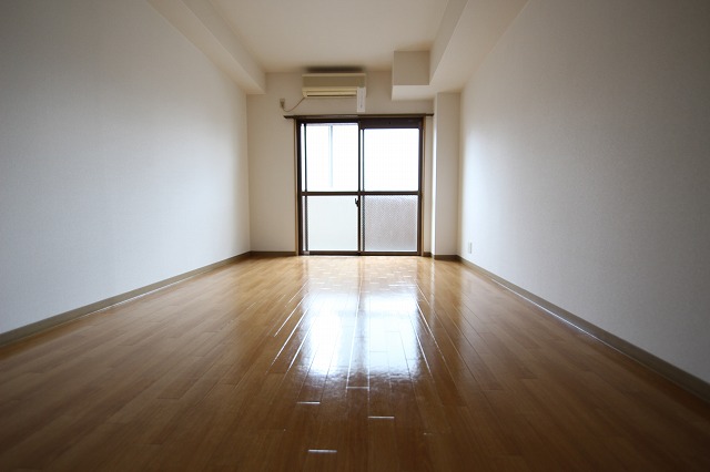 居室・リビング　同物件、別号室のものです。