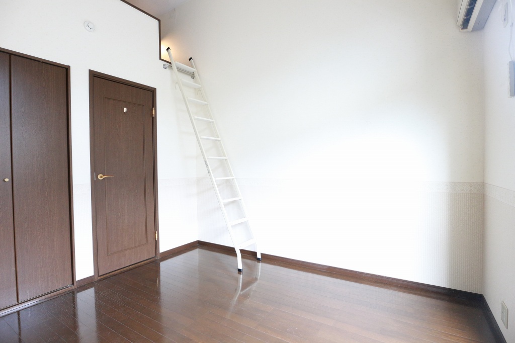 居室・リビング　バルコニーからの日当りも良い洋室