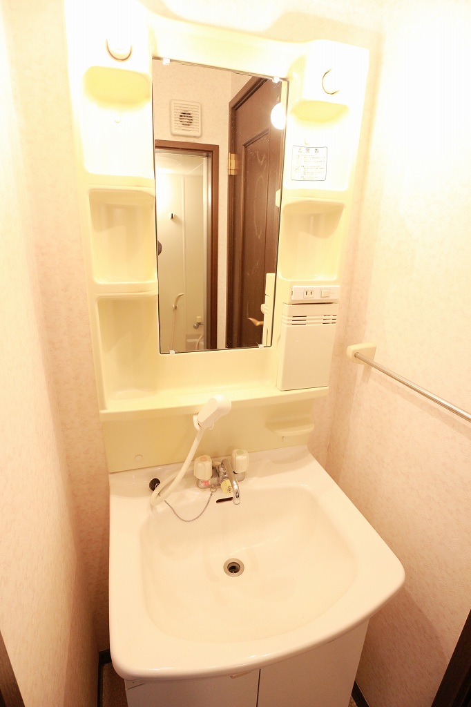 洗面設備　朝の身嗜みに便利なシャンプー付ドレッサーです。