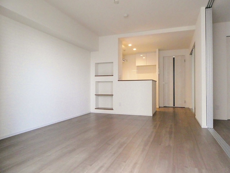 居室・リビング　洋室の引き戸を広げるとさらに開放感のあるお部屋に♪