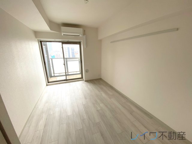 居室・リビング　落ち着いた色調の洋室です