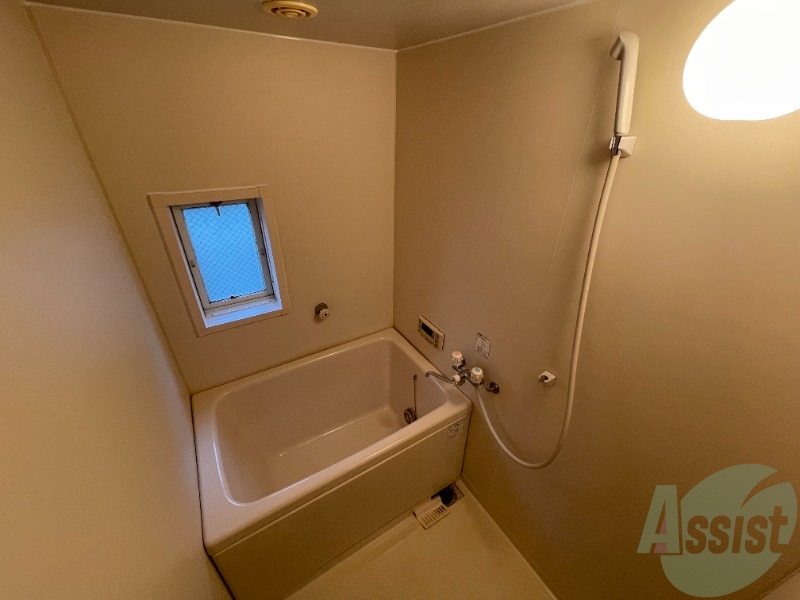 バス・シャワールーム　バスルームは狭すぎず、シャワーも浴びやすそうです。