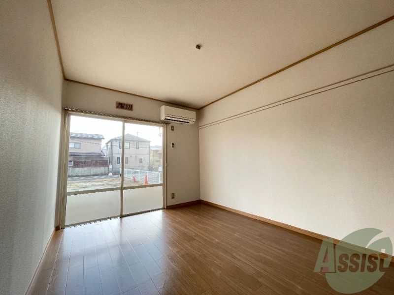 居室・リビング　６帖の洋室が広がっています。シックで落ち着きのあるお部屋。