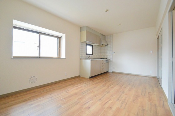 居室・リビング　１１帖のリビング♪大きめのソファーも置けます◎