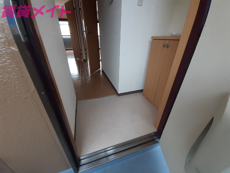 玄関　同物件別部屋のお写真です。