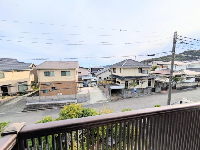 眺望　バルコニーから。前面道路が広くお向かいさんまで程よい距離。