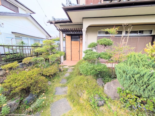 建物外観　落ち着いた雰囲気の周辺環境。6号国道からすぐ。坂道少なめ。