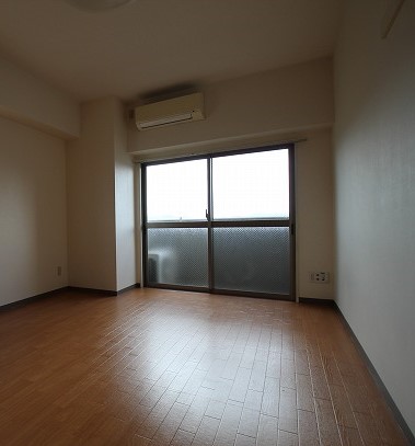 居室・リビング　同物件、別号室のものです。