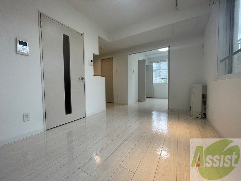 居室・リビング　白さが清潔感を出してくれます。お部屋も明るいですね。