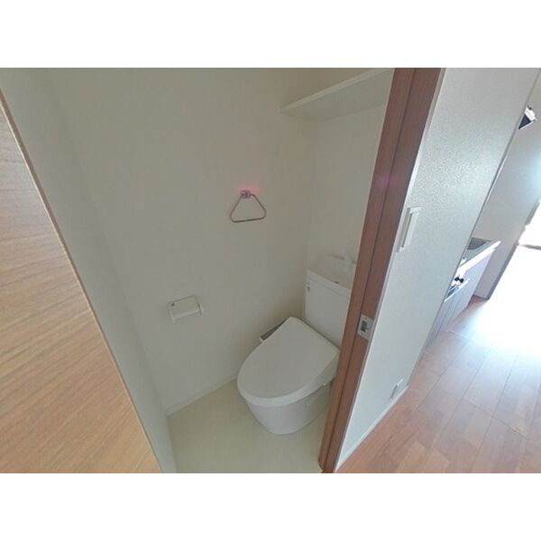 トイレ　※写真は別号室のものですので現状優先とさせていただきます