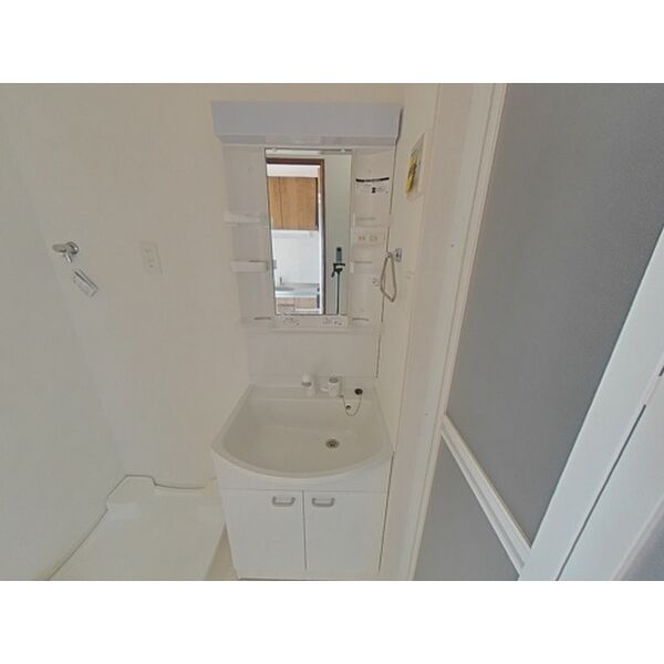 洗面設備　※写真は別号室のものですので現状優先とさせていただきます