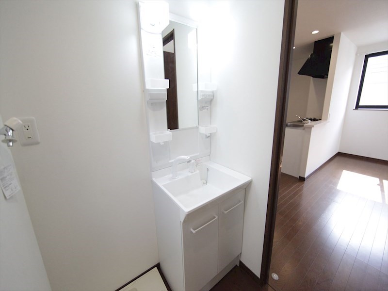 洗面設備　脱衣所　独立洗面台（シャンプードレッサー付）収納スペース有