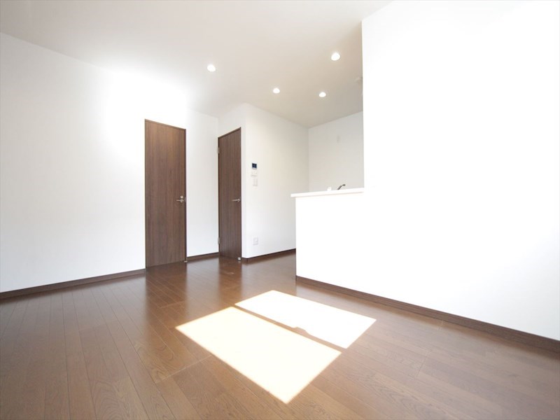 居室・リビング　ＬＤＫ13.1帖　2面採光　カウンターキッチン　エアコン完備