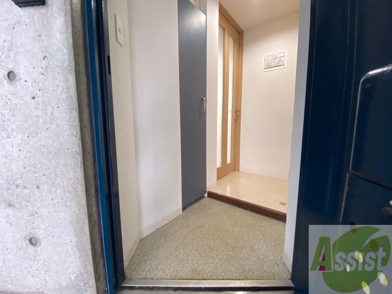 玄関　玄関です。ご覧の通り広々としていますね。