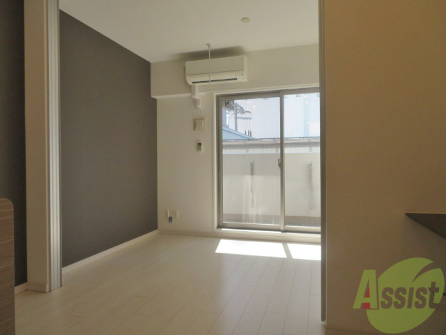 居室・リビング　光が差し込む素敵なお部屋です。アクセントクロスがおしゃれ。