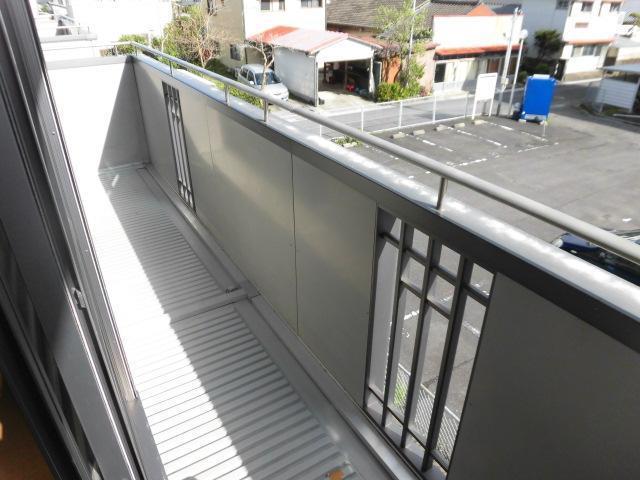 バルコニー　広めで日当り良好なバルコニー