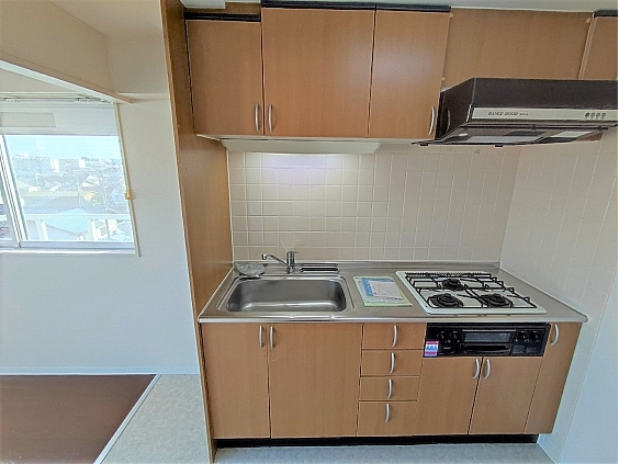 その他設備　他室参考写真　3口コンロのシステムキッチン