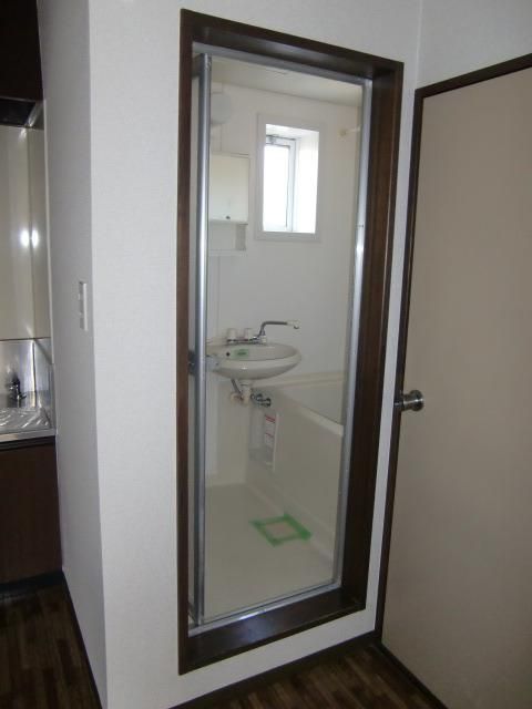 バス・シャワールーム　換気に優れた窓付き浴室