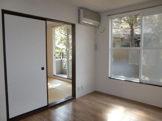 居室・リビング　南東向き日当たり良好