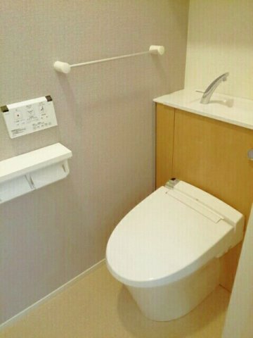トイレ　落ち着いた色調のトイレです