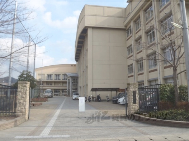 中学校　花山中学校（中学校）まで500m